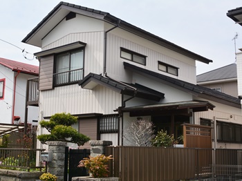 屋根は光の当たり具合によって、趣が変わり、耐震対策にも最適な屋根材を使用し、外壁も美しく生まれ変わりました。