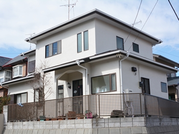 外壁は紫外線による塗膜の劣化を防ぎ、臭気の少ない水性塗料です。屋根はシリコン樹脂で、優れた耐候性・耐候性を発揮します。