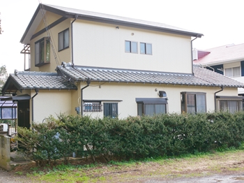 外壁は透湿性が高く、雨などの水滴は通さず水蒸気を逃がす性質をもち、内部結露の防止に役立ちます。