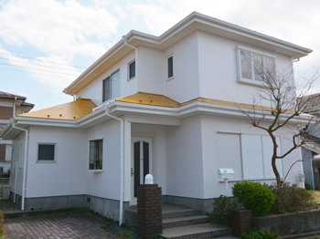 清潔感のあるスッキリとした白の外壁と、マスタードイエローの屋根がアクセントになり、お洒落な仕上がりになりました。