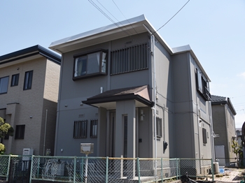 外壁はがらりと印象が変わり、洗練されたモダンな外観になりました。屋根は、室内に伝わる熱を抑える塗料を使用しました。