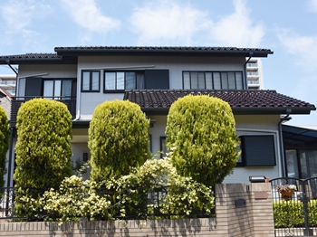 外壁は立体感と深みがある豪華な彩を演出し、高級感と重厚感がある仕上がりとなります。