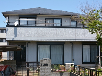 屋根は、フッ素に勝る耐候性の艶と美観を保つ塗料を使用し、長期に渡ってお家を守ります。