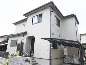 外壁はクリヤー仕上げのため、今ある多彩模様を生かして、より長持ちさせることができます。カビや藻の発生を抑え建物の美観を保ちます。