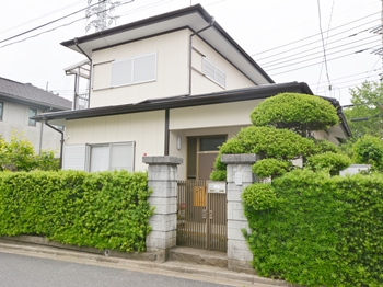 外壁は艶消しの自然な風合いのしっくい調仕上げで、吸水防止性と撥水性でカビや汚れの付着を抑え汚れやすいレンジフード下も綺麗な状態を維持します。