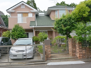 外壁の色をがらりと変えて、イメージチェンジしました。暖かみのある可愛らしい仕上がりです。