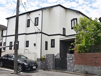 外壁は紫外線による塗膜の劣化を防ぎ、外壁を長期にわたり保護します。カビや藻が付着しにくく臭気が少ないのが特徴です。