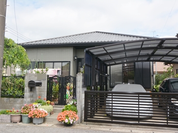 新築当時のような美しさを、汚れる前に塗装し、美観を損なうカビや藻の発生を防ぎ、清潔さを保ちます。新築のような輝きが戻ってきました。