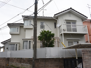 外壁は自然な風合いのしっくい調で、吸水防止性と撥水性でカビや汚れの付着を抑えます。環境に優しい低臭タイプです。