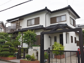 外壁はシルクのような、なめらかな艶消しでシックな仕上がりです。低汚染性で雨筋汚れを抑制します。