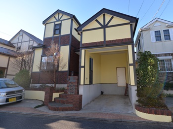 外壁のタイル部には、超撥水力でタイル目地を強固に守る塗料を使用し、外壁は明るい色にリフレッシュしました。