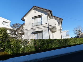 美しく快適な住まいを守る塗替え塗料で、空気中の塵や排気ガスなどによる雨筋汚れを防ぐ特徴があります。