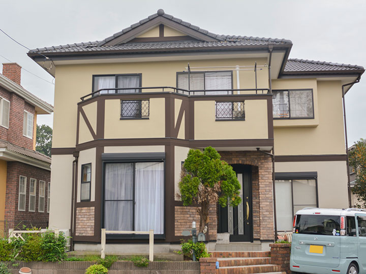 しっくい調に仕上げられる塗料で塗替し、美しさを保ちます。パッと明るい印象になりました。