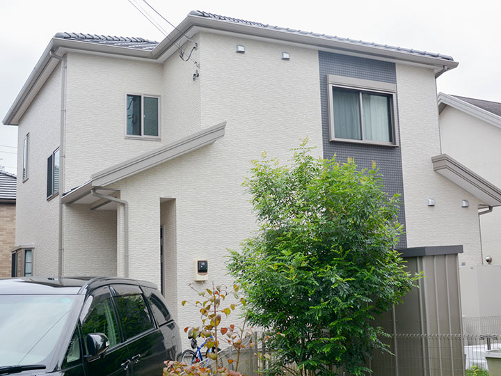 多彩模様を活かしたままの塗替えが可能な塗料を使用しました。新築の戻ったような仕上がりです。