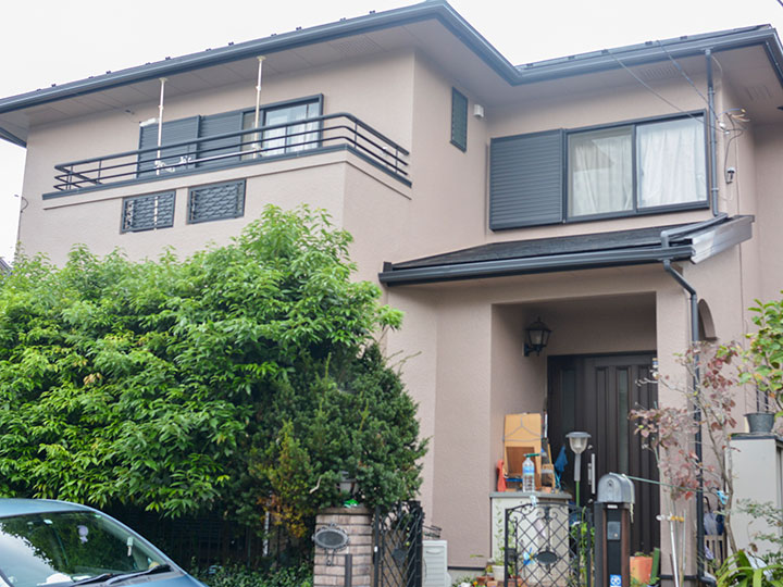 屋根や付帯部分を黒系にし、メリハリをつけ引き締めました。上品で落ち着いた雰囲気です。