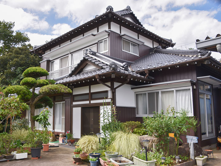 外壁は色あせしにくく、ひび割れを軽減して空気中のホコリや排気ガスなどによる雨筋汚れを防ぎます。