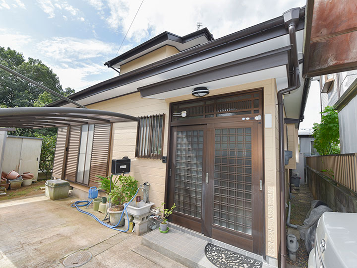 とても細かな粒子で、シルクのような滑らかな艶消しの仕上り。高耐候性なので長期にわたり建物の資産価値を守ります。