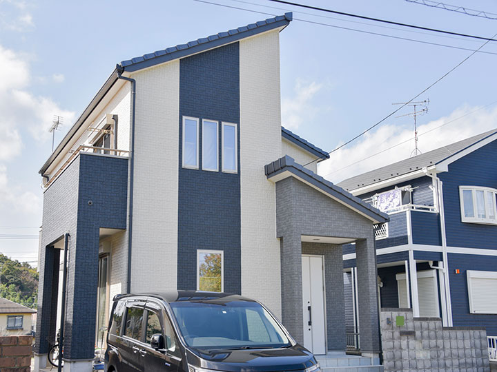 外壁は今あるサイディングボードを新築当時の美しさをそのままに維持します。建物の美観を損なうカビや藻類の発生を防ぎ清潔さを保ちます。