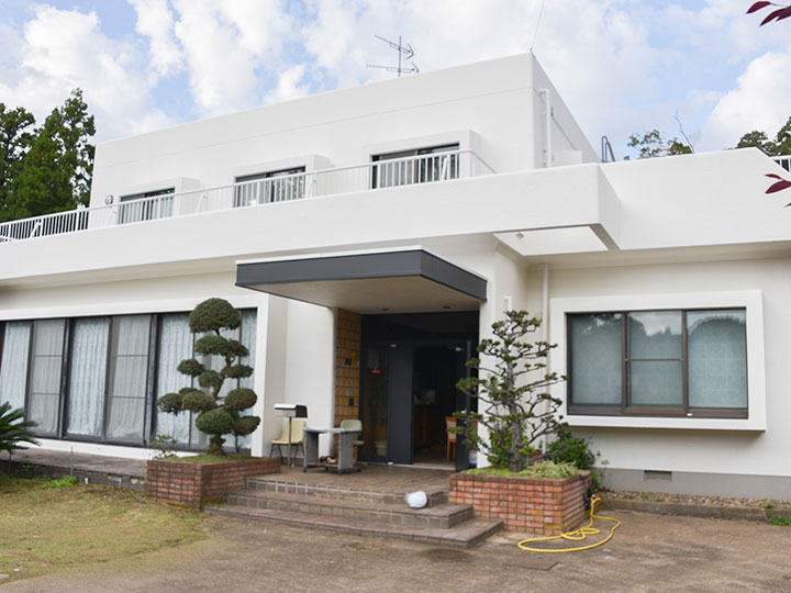 外壁は、明るく清潔感のある仕上がりです。今回は屋上の防水工事も行いました。