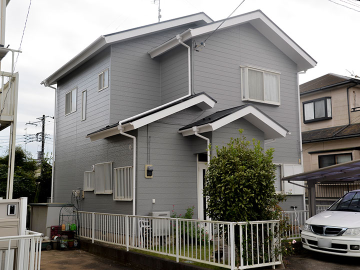 外壁に使われた塗料は、長期にわたり美観を保つのは元より、とても柔軟性に優れているので、塗膜のひび割れを軽減する事ができます。