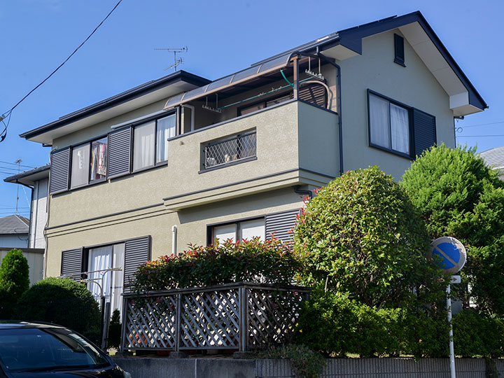 外壁に使用した塗料は、お皿や釉薬瓦にも使われている無機成分を配合しているため色あせしにくく、耐用年数の長いのが特徴です。