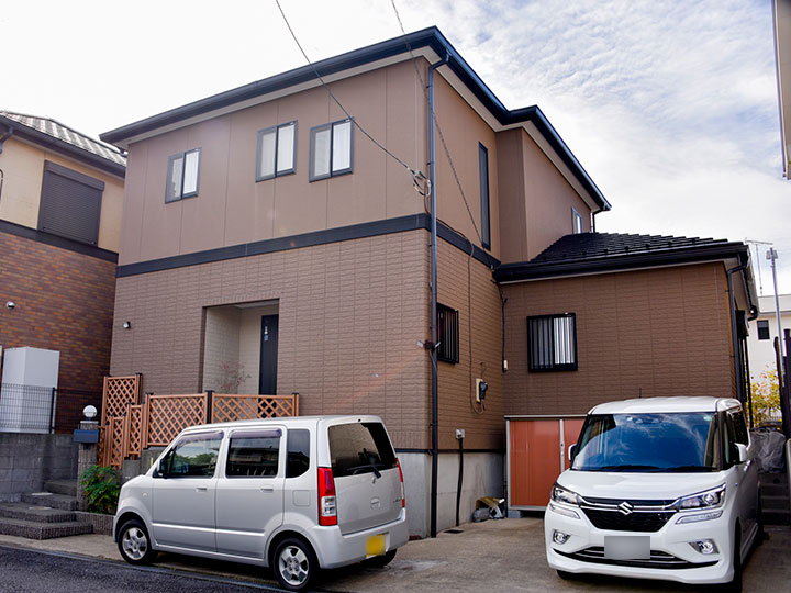 外壁は環境に優しい水性、低臭タイプで艶消しの自然な風合いのしっくい調仕上げです。カビや汚れの付着を抑え、長期にわたり美観を維持します。