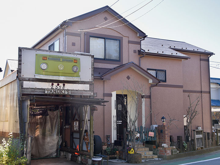屋根塗装に使われた塗料は、厳しい自然環境がもたらすダメージから、少しでも長く美観を守る最高の性能を持つ塗料です。