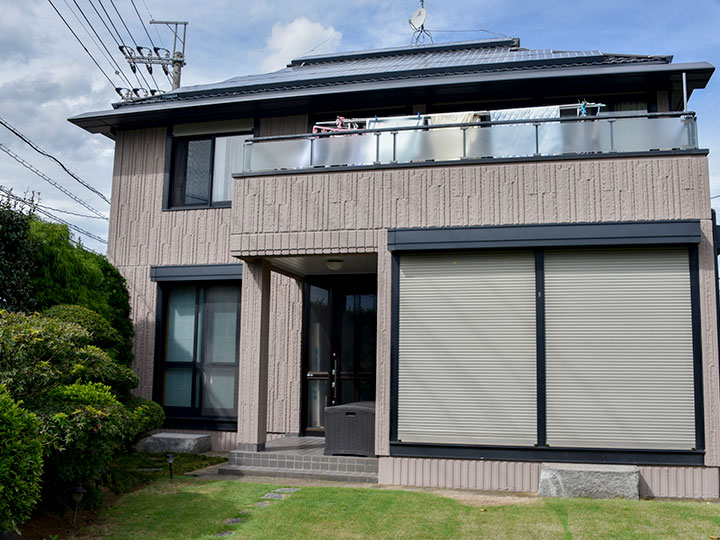 汚れの目立ちにくいブラウン系で塗装し、しっとりとした落ち着いた印象になりました。サイディングの模様ともよく合っています。