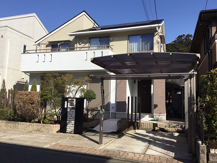 屋根はクリヤー仕上げのため、塗り上がりの艶感がアップし、基材の劣化による艶ムラが低減されます。また塗膜をクリヤー層で保護することで、耐候性が長く保たれます。