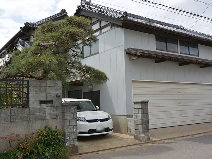 外壁は、最高クラスの透湿性を発揮して、雨などの水滴は通さずに水蒸気を逃がす性質を持ちます。親水性の高い無機の塗膜が汚染物質を寄せ付けず、雨水で汚れを落とします。