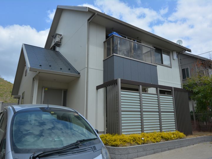 外壁は、超耐候性でフッ素樹脂系塗料を凌ぎ長期にわたり高い光沢を維持し変色が少ないのが特長です。塗替えが少なくライフサイクルコストの削減につながります。