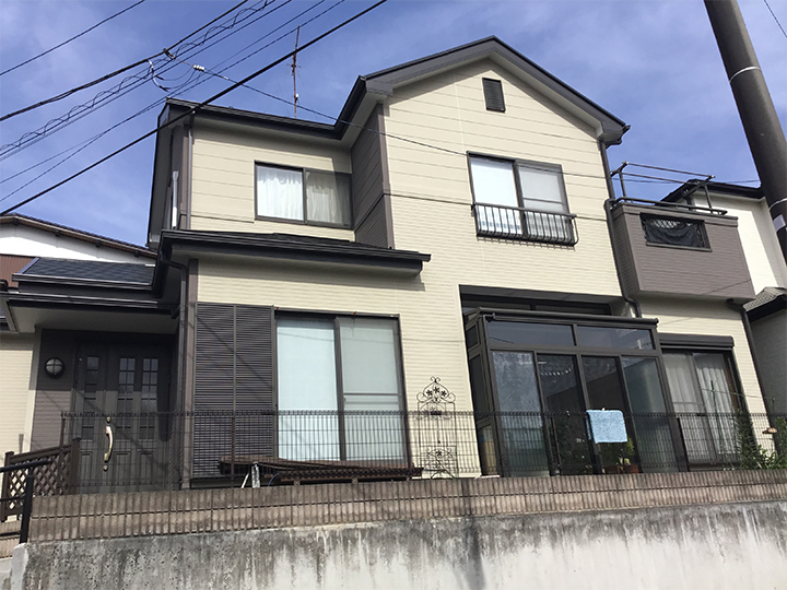 外壁をポイントで色を使うことにより、洗練されたモダンなデザインの家に仕上がりました。