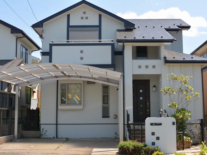 外壁の色をチェンジしパッと明るくなり、清潔感のある爽やかな仕上がりです。付帯部分の色とも相性抜群です。