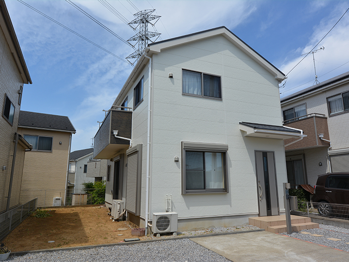 外壁は、無機の塗膜により雨水で汚れが落ちやすくなり、帯電性の低下で埃を引き寄せにくくします。防カビ・防藻性に優れ、カビや藻の発生を抑制します。