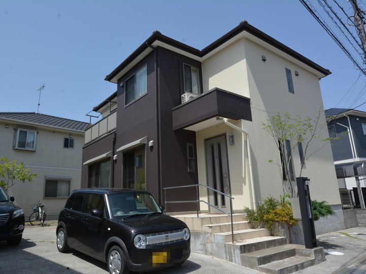 外壁に使用した塗料は、水性塗料なので臭いも少なく、すぐに乾いて硬化するので、乾燥の際に有害物質を発する時間が短く済みます。周辺環境への配慮もできる塗料です。