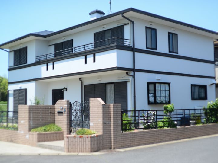 付帯部に濃色を使用したことにより、全体が引き締まりました。明るく高級感のあるお家になりました。