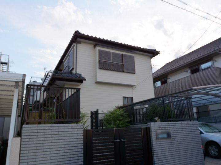 外壁は優れた耐候性を持ち次の修繕塗装工事までの時間をさらに長く計画したい方にお勧めです。埃や塵が付着しても雨水とともに自然に流され壁が汚れにくい設計です。