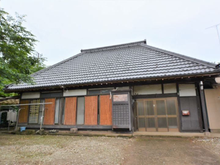 屋根は優れた浸透力でくさび効果を発生し高い密着性を発揮します。刺激臭も少ない為環境に優しく、カビや藻の発生を抑え美観を保ちます。
