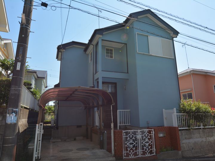 屋根は透湿性の高い塗料で、雨などの水滴は通さずに水蒸気を逃がす性質を持ちます。その為熱膨れの原因になる水分を効率的に排出することができます。