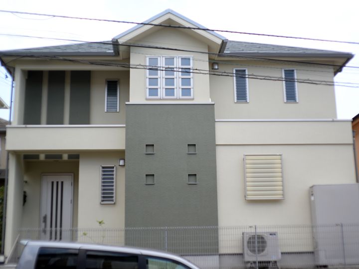 屋根のカバー工法に使われた屋根材は、軽く強度のあるジンカリウム鋼板を使用し、表面は自然石粒仕上げになっており、最高の耐久性をもつハイブリット屋根材となります。