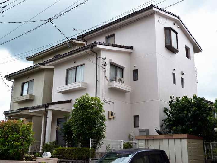 外壁は紫外線に強く従来のフッ素樹脂塗料よりも耐候性に優れています。親水性の高い無機の塗膜が汚染物質を寄せ付けず雨水で汚れを落とす性質があります。