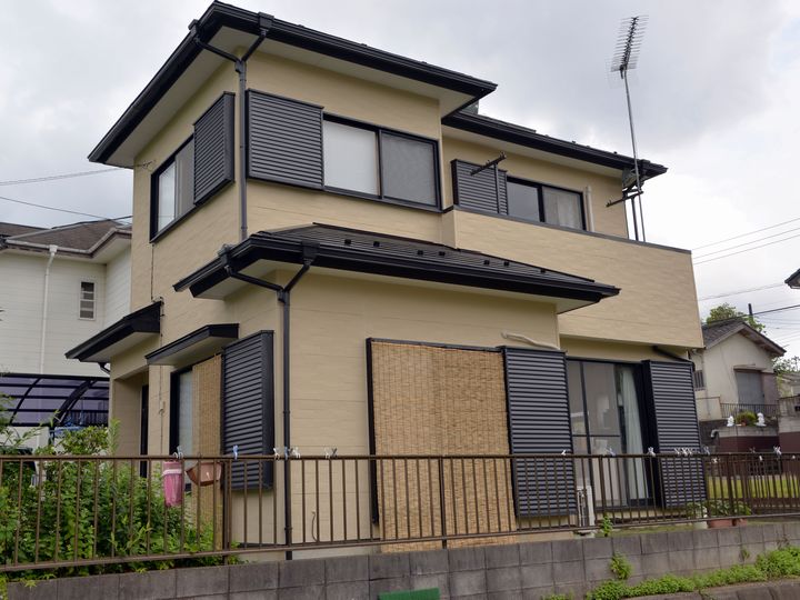 外壁は、無機の有する艶消しの自然な風合いで落ち着いたしっくい調の仕上りです。吸水防止性と撥水性でかびや汚れの付着を抑え、長期にわたり美観を保ちます。