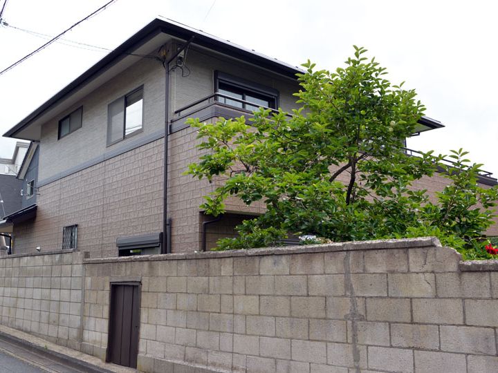 屋根はクリヤー仕上げのため、塗り上がりの艶感がアップし着色塗膜をクリヤー層で保護することで太陽光の強力な紫外線から屋根を守り美観を長く保ちます。