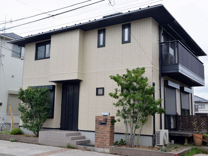 外壁は紫外線や風雨の強い塗膜性能に加え、塗膜の劣化を抑制します。水蒸気は通しますが水分は通さず、自然の調湿機能を有し建物にも優しい塗料です。