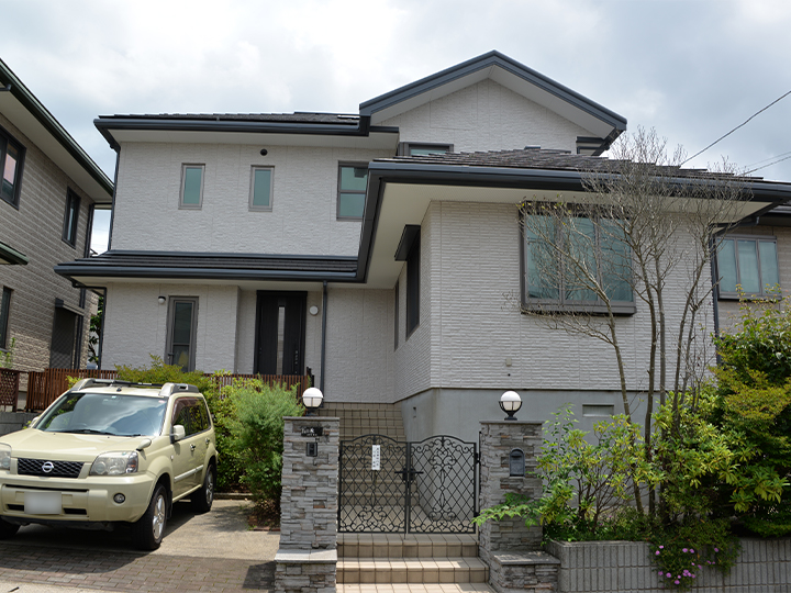 外壁塗装の他に、シーリングの打ち替え工事も行いました。建物の「外壁材と外壁材の繋ぎ目」や「外壁と窓サッシの繋ぎ目」など様々な隙間をシーリングで埋めることで、建物に水が浸入するのを防止し建物の寿命を延ばす効果が期待できます。