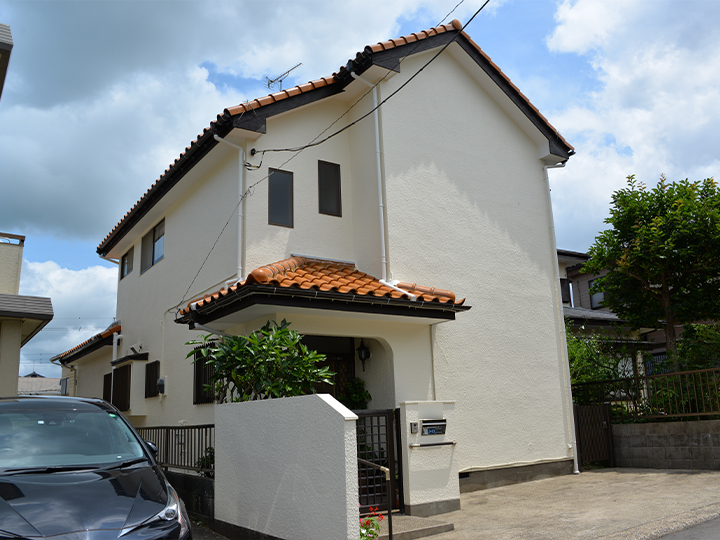 外壁に使われた塗料は、最高クラスの透湿性を持つ塗料なので、雨などは通さず水蒸気を逃してくれる為、熱膨れの原因となる水分を効率的に排出することが出来る優秀な塗料です。