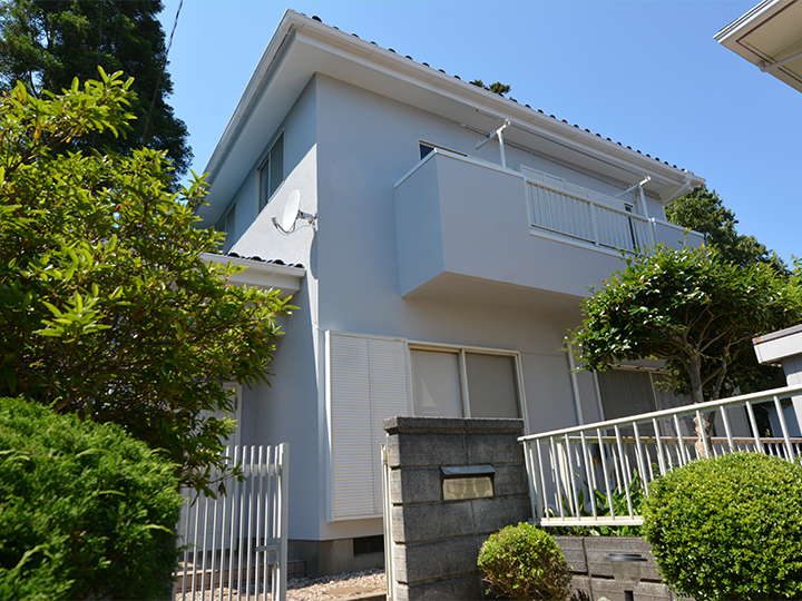 外壁はフッ素樹脂塗料をしのぐ耐候性が建物の美観を長期にわたり維持し保護します。透湿性が高いため、雨などの水滴は通さずに水蒸気を逃し、熱膨れの原因となる水分を効率的に排出します。