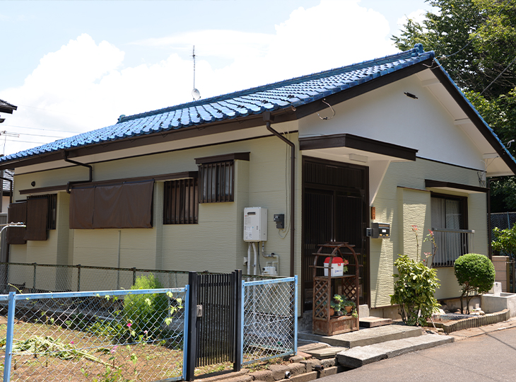 外壁は、シルクのようなしっとりした艶消しでシックな仕上りになっています。低汚染性で雨筋汚れを抑制し、防かび性に優れています。