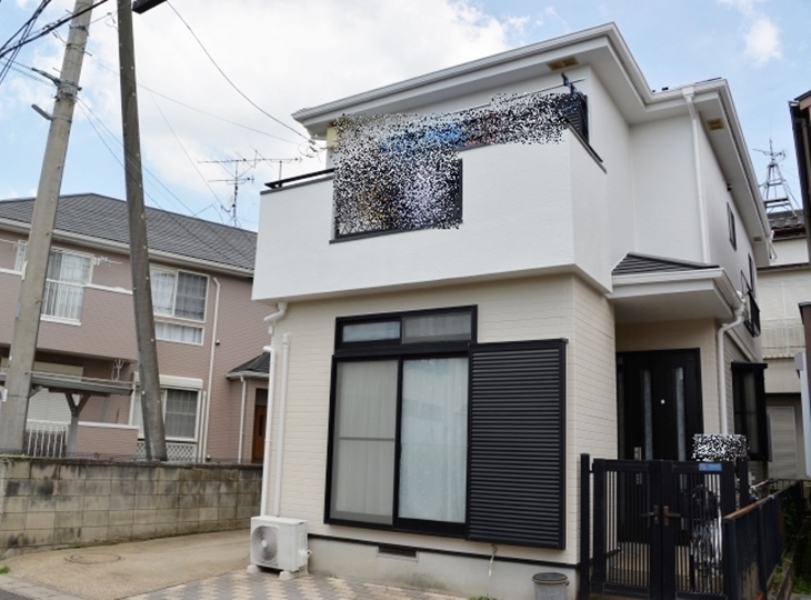 １階の外壁をグレーからベージュに塗り替えたことで、ナチュラルで柔らかい雰囲気の仕上がりになりました。