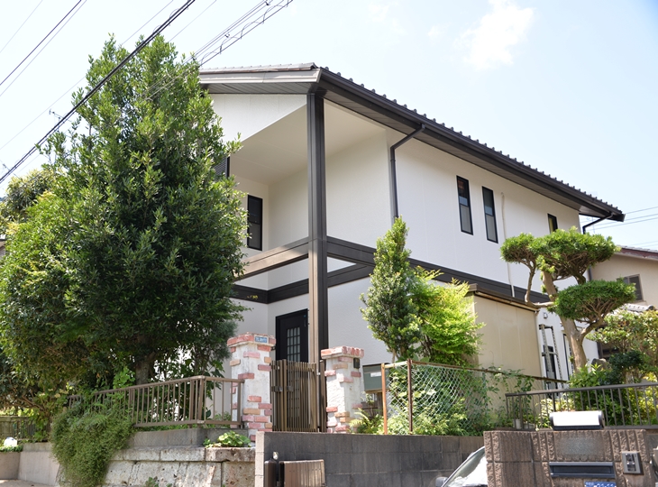 外壁は、柔軟性樹脂の表面を低汚染物質でコーティングすることにより親水性が高まり汚れが付着しにくく除去されやすくなっています。